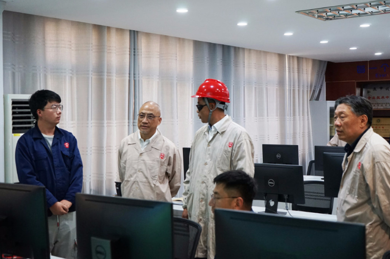 上海醫(yī)藥執(zhí)行董事、總裁左敏一行調(diào)研南通常佑藥業(yè)